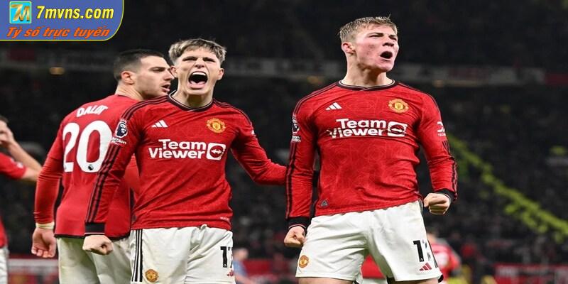 Manchester United có cú lội ngược dòng ngoạn mục trước Aston Villa ở Oftran Ford
